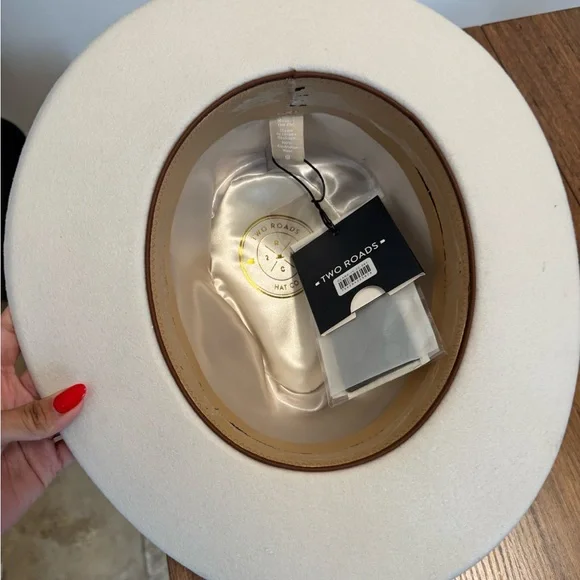 Stylish White Hat with Modern Design and Comfortable Fit - Picture 5 of 8